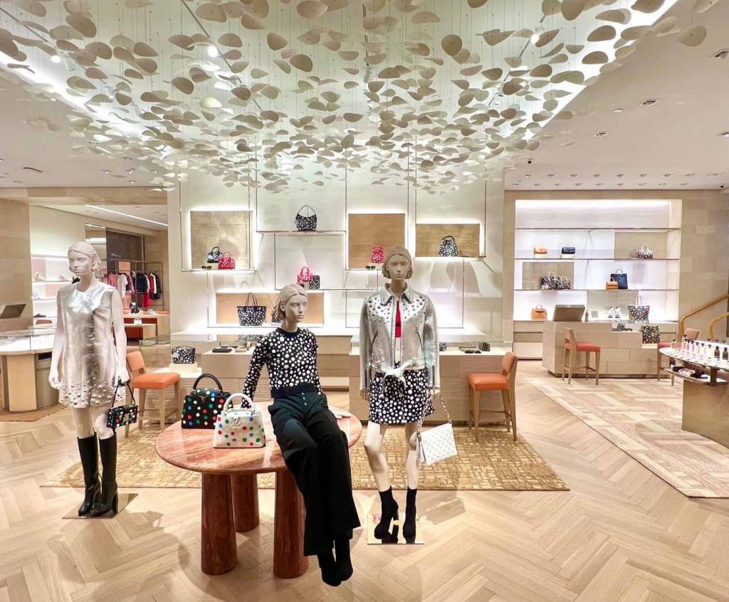Yayoi Kusama se toma las vitrinas de Louis Vuitton en Nueva York